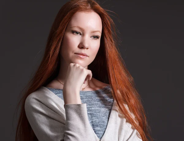 Portré egy szép fiatal nő, piros, hosszú hajú . — Stock Fotó