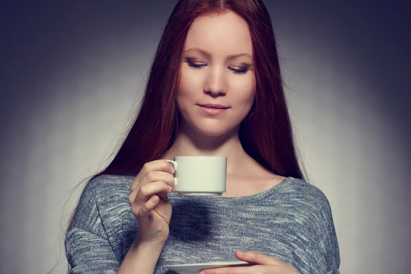 Schöne junge Frau mit einer Tasse Kaffee . — Stockfoto