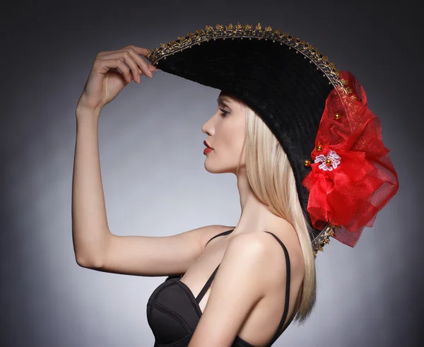 Luxury blonde young woman in a stylish black hat . — Stock Photo, Image