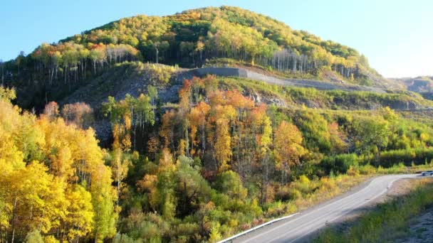 Video of serpentine road to resort Belokurikha 2. Winding mountain road in autumn. Altai Krai, Siberia, Russia — Stock Footage Video Serpentine Road Resort Belokurikha Winding Mountain Road Autumn Altai Video Clip