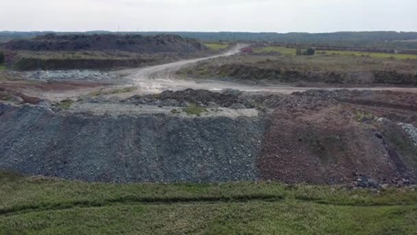 Aerial video of mining rock dumps. Camera lifting up. Siberia, Russia — Stock Footage Aerial Video Mining Rock Dumps Camera Lifting Siberia Russia Stock Footage