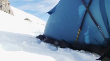 Karlı dağ kampında yüksek irtifa