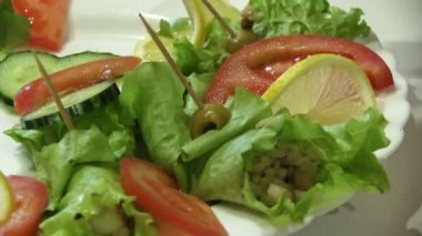 Yaprakları ve karides salatası