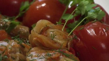 Yaprakları ve karides salatası