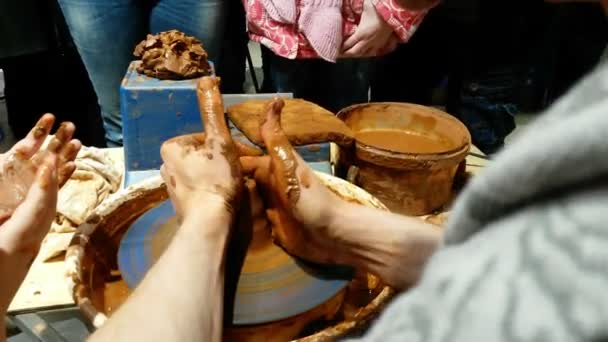 Potter making clay pot — Stock Video