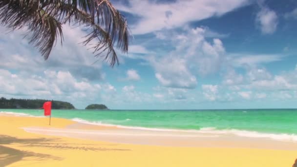 Playa tropical con bandera roja — Vídeos de Stock