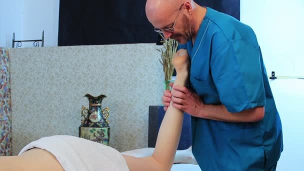 Profesionální masáž pro ženu — Stock video