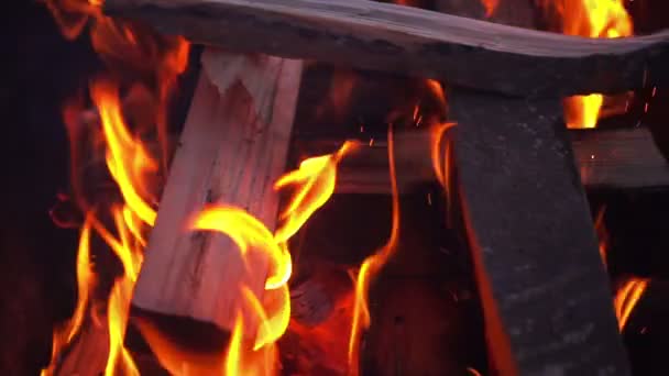 Пожежне полум'я крупним планом — стокове відео