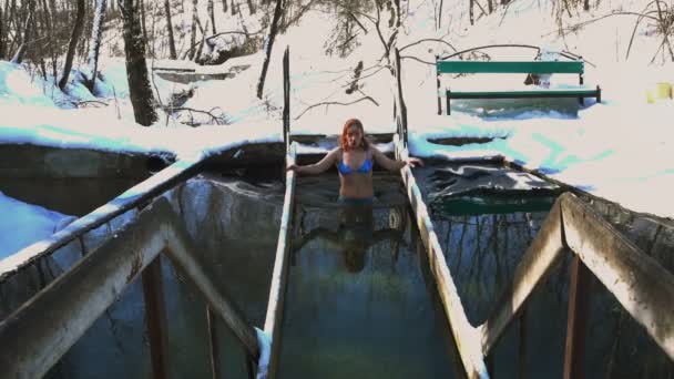 Woman swimming in cold water — Stock Video