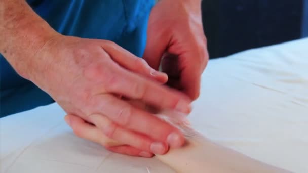Профессиональный массаж — стоковое видео