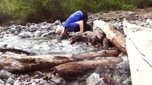 Toeristische drinken rivier — Stockvideo