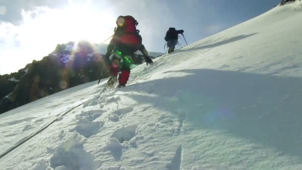 Альпинисты поднимаются в горы — стоковое видео