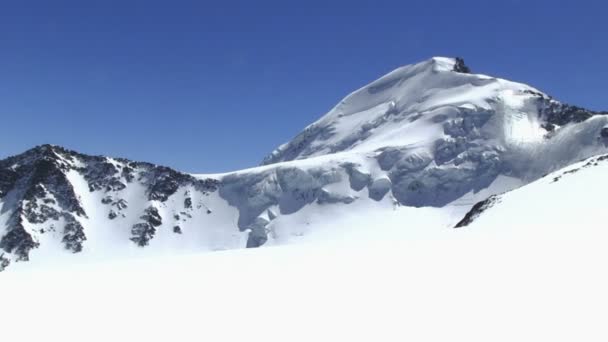 Sněžný vrchol hory — Stock video