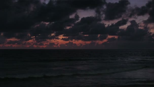 Puesta de sol tropical escénica — Vídeo de stock