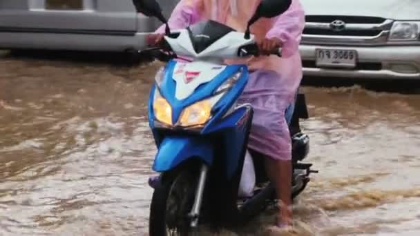 洪水在普吉岛的街道上 — 图库视频影像