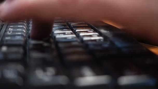 Mains masculines tapant sur le clavier — Video