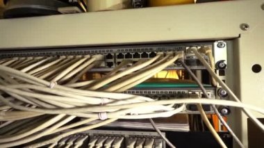 Ağ sunucusu kabloları ile