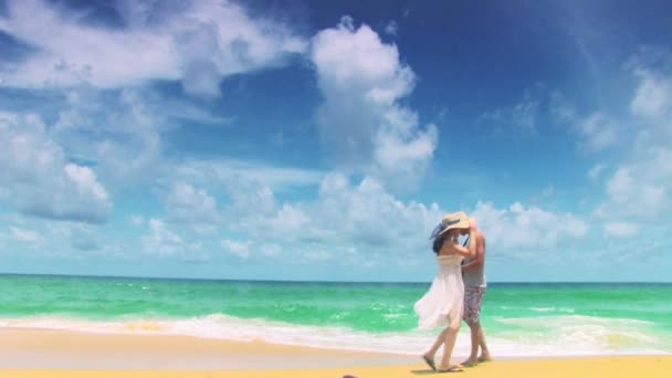 Pareja caminando en la playa tropical — Vídeos de Stock