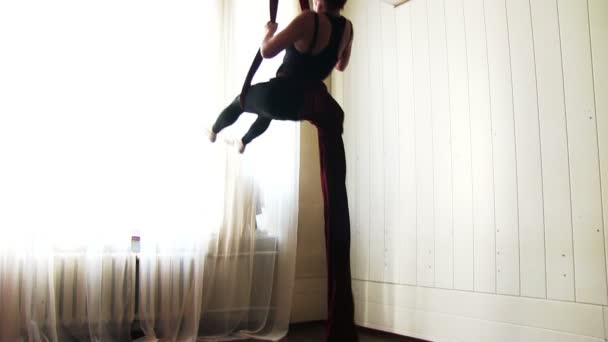 Mujer joven practicando la seda aérea — Vídeos de Stock