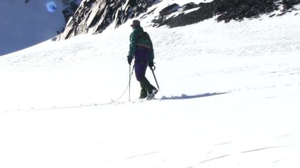 Альпинисты поднимаются на крутую гору — стоковое видео