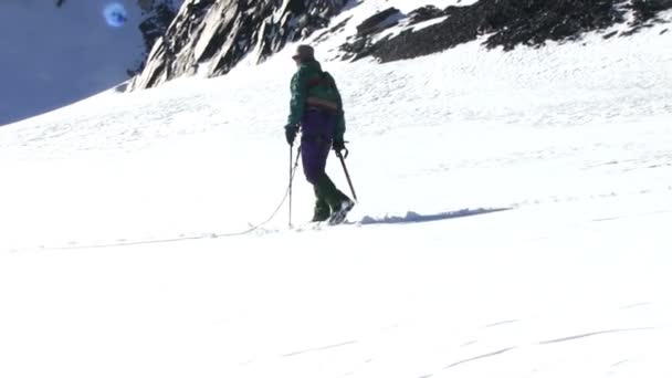 Klimmers stijgen op steile berg — Stockvideo