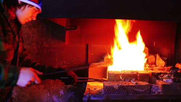 Fuego de forja para calentar metal — Vídeo de stock