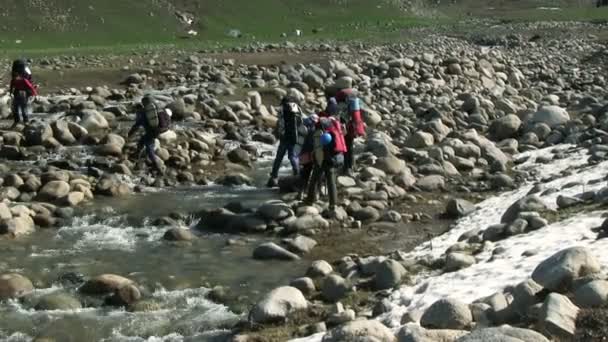 Туристи перетнути річку — стокове відео