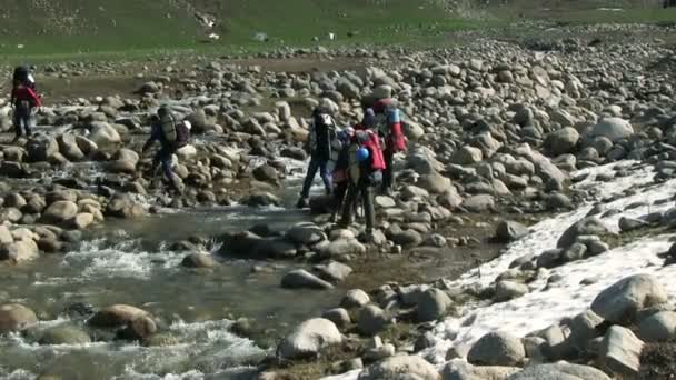 Turistas cruzan río — Vídeos de Stock