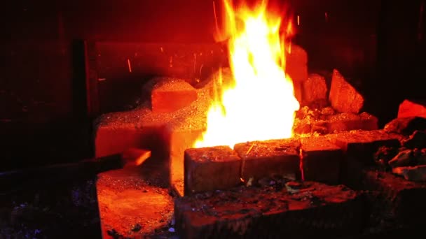 Fuego de forja para calentar metal — Vídeo de stock