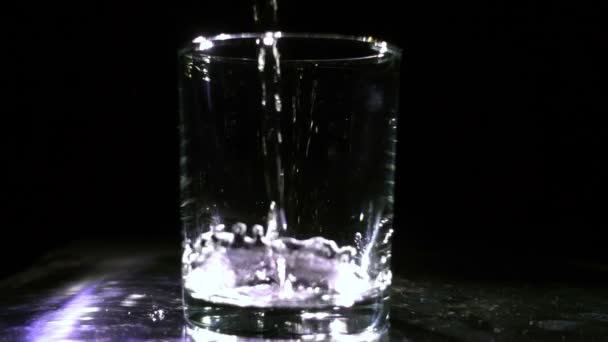 Наливання води в скляний повільний рух — стокове відео