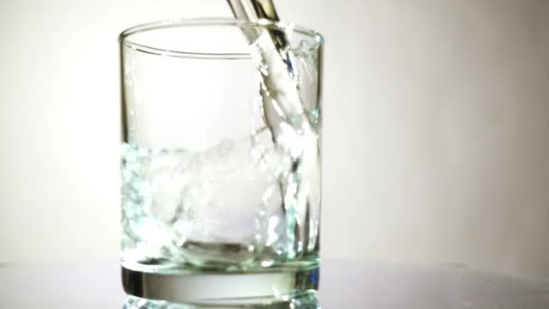 Gieten water in glas slow motion — Stockvideo