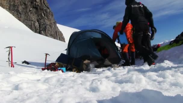 Escaladores en la ladera de nieve de montaña — Vídeo de stock