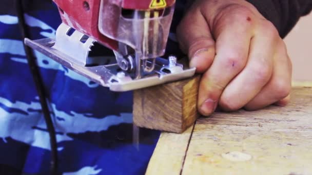 Человек режет дерево для рукоятки ножа — стоковое видео