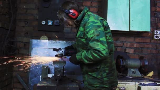 Worker with Angle Grinder — Stock Video