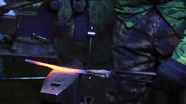 铁匠锻刀 — 图库视频影像