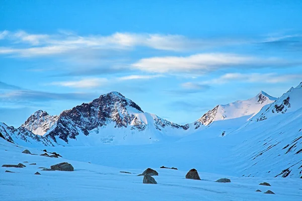 Hoge bergen bedekt met sneeuw — Stockfoto