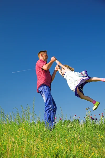 Far leker med dottern — Stockfoto