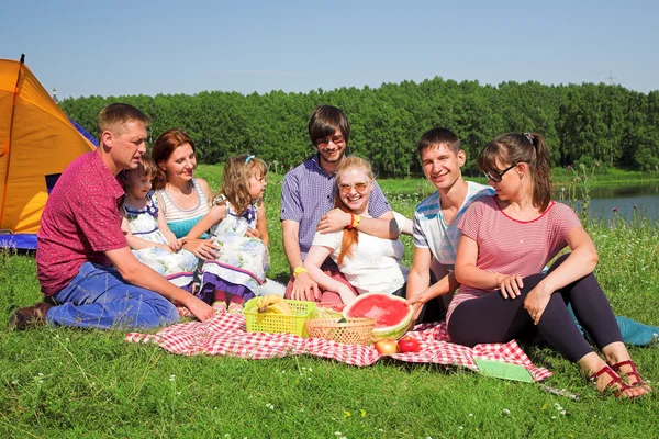 La gente feliz tiene un picnic — Foto de Stock