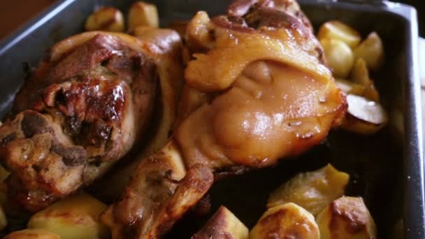 Schweinshaxe auf dem Grill — Stockvideo