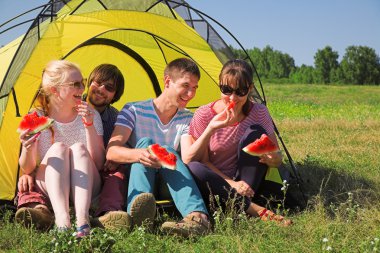  insanların çadır kamp üzerinde rahatlatıcı