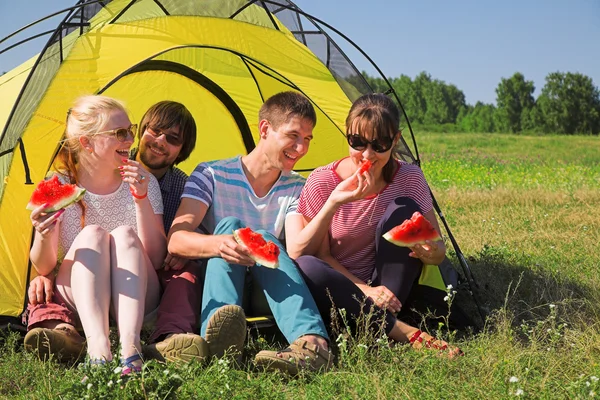 Personas que se relajan en el camping cerca de la tienda —  Fotos de Stock