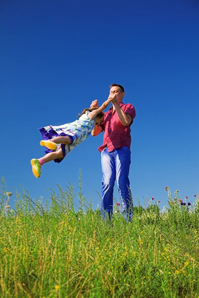 Pai brincando com a filha — Fotografia de Stock