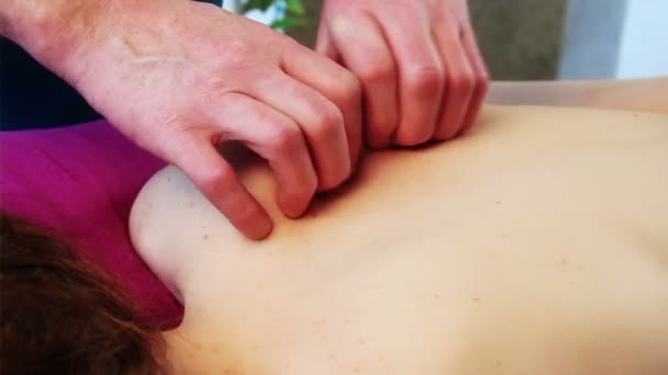 Rug massage voor vrouw — Stockvideo