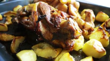 Izgara patates ile Kızartma domuz bacak