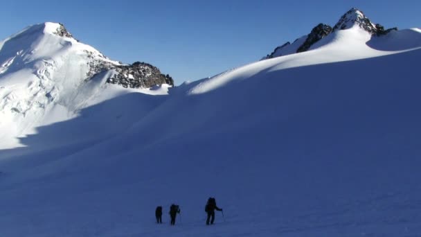 Bergbeklimmers in het Altajgebergte — Stockvideo