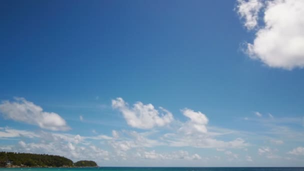 Cielo azul sobre la orilla — Vídeos de Stock