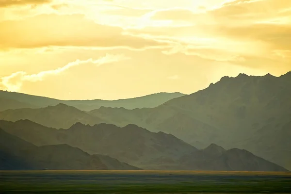 Silhouette Cresta Montagna Una Nebbia Serale Mongolia Occidentale — Foto Stock