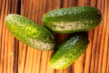 Tahta masadaki taze salatalıklar. 