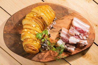 Jambonlu kızarmış patates, maydanoz ve baharat.