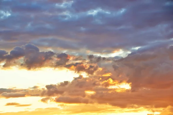 Majestuoso Fondo Cielo Atardecer Con Suaves Nubes Colores Sin Pájaros — Foto de Stock